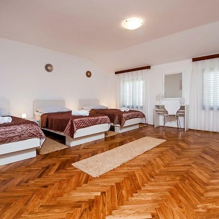 Apartment Valentina Ровінь Екстер'єр фото
