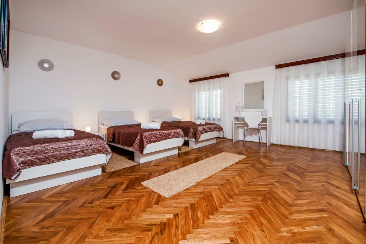Apartment Valentina Ровінь Екстер'єр фото